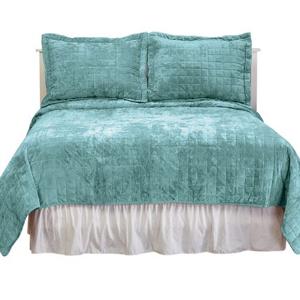 View product details for 3-Piece Everyday Lightweight Velvet Plush Quilt Set